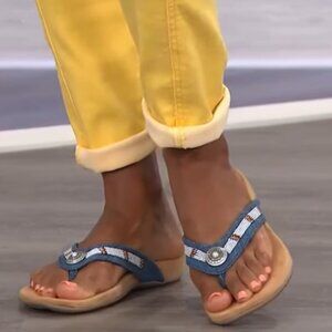 Minnetonka Women's Minnie Thong Sandal